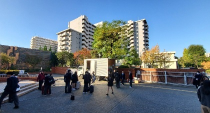 荷物積み込み　青空